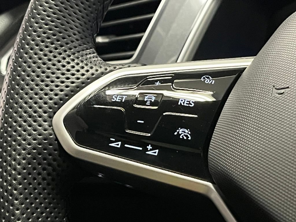 Used 2024 Volkswagen Tiguan SE R-Line AWD/4WD image 24
