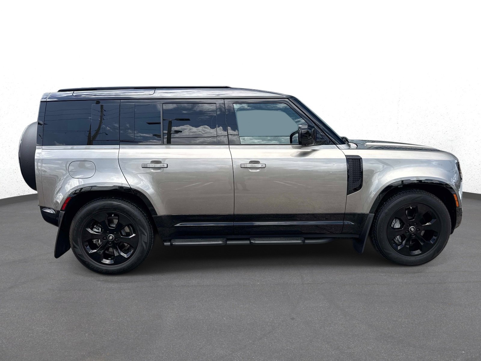 Used 2025 Land Rover Defender 110 X-Dynamic SE AWD/4WD image 2