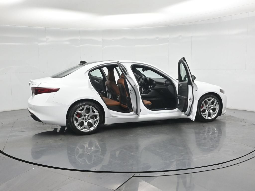 Used 2022 Alfa Romeo Giulia Ti RWD image 3