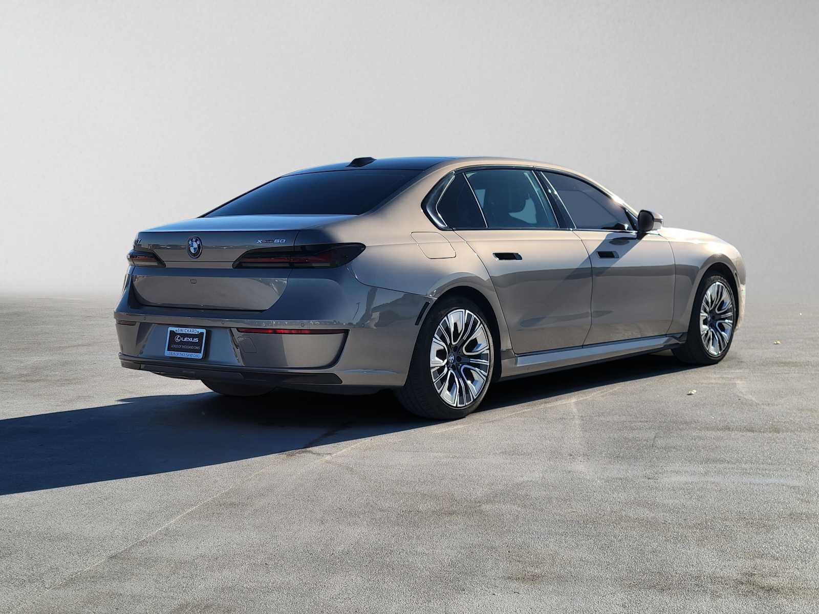 Used 2023 BMW i7 xDrive60 AWD/4WD image 3