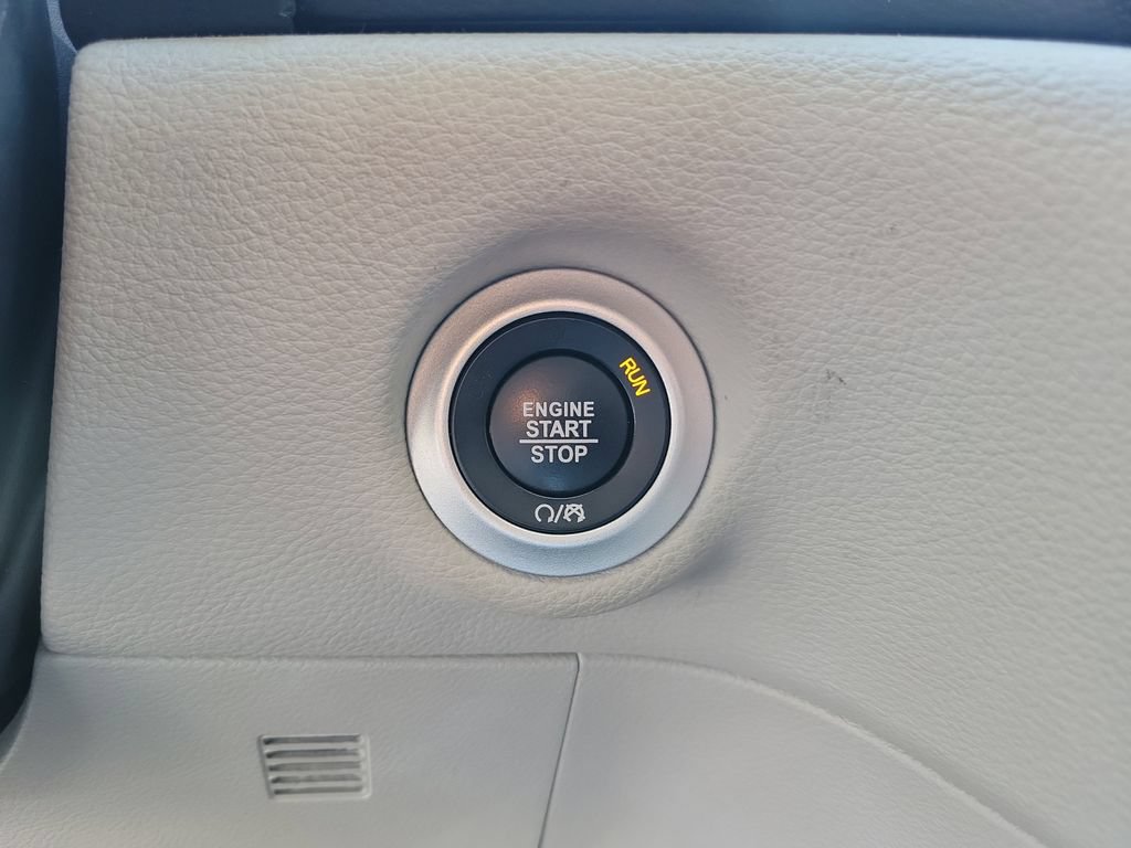 Used 2024 Chrysler Pacifica Limited FWD image 28