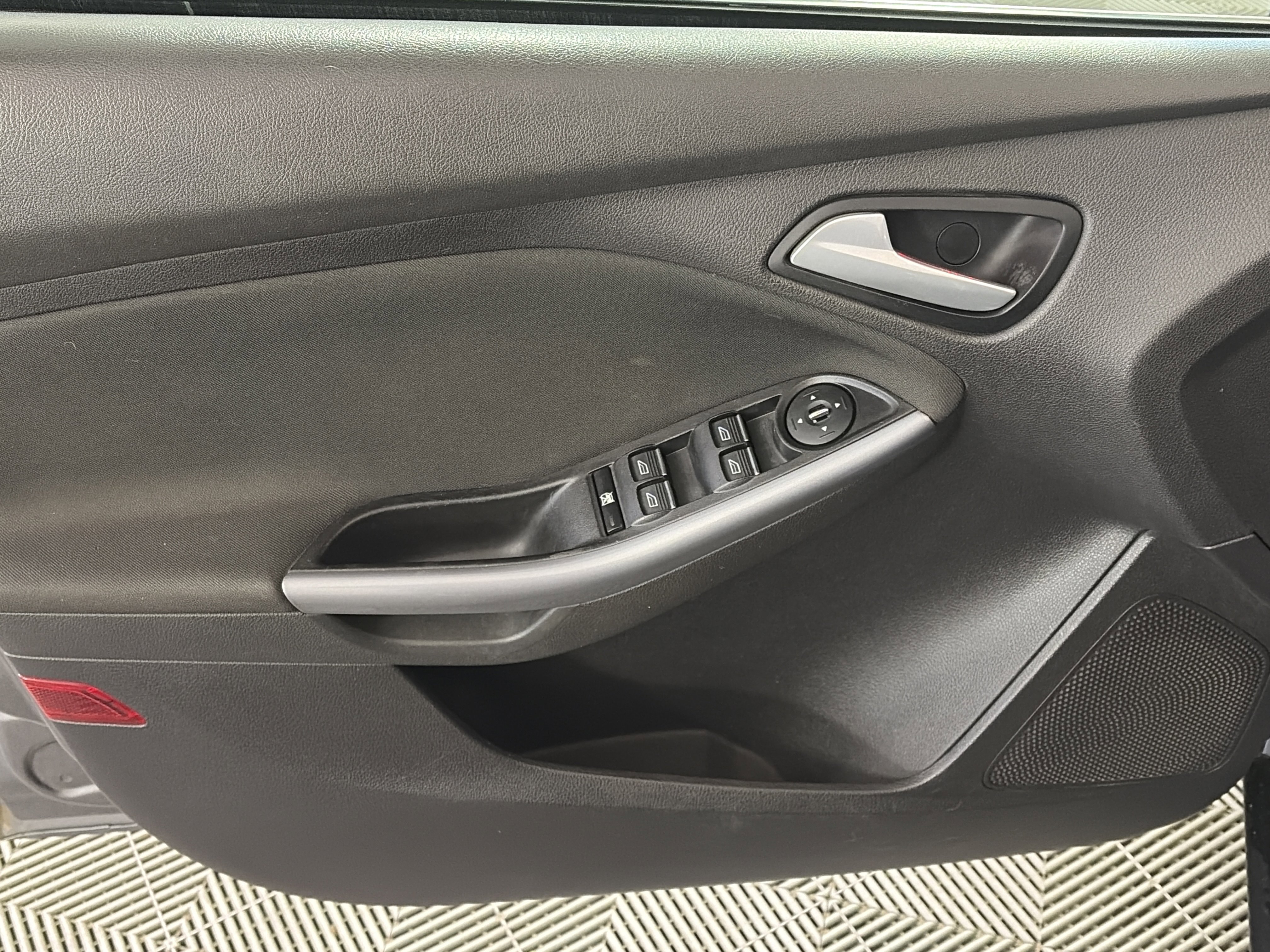 Used 2014 Ford Focus Titanium image 13