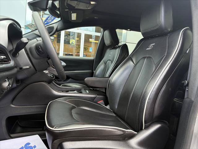 Certified 2025 Chrysler Pacifica Limited FWD image 18