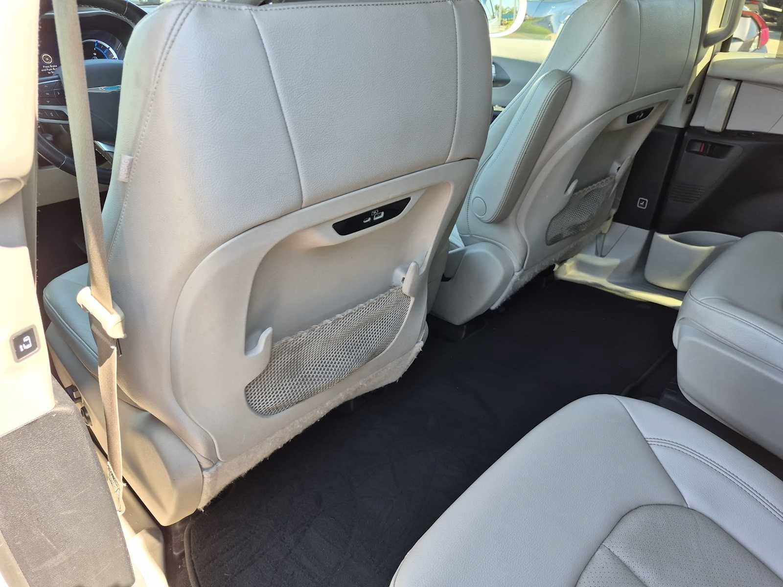 Used 2021 Chrysler Pacifica Touring-L FWD image 17