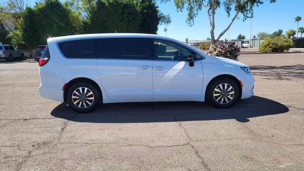 Used 2024 Chrysler Pacifica Select image 10