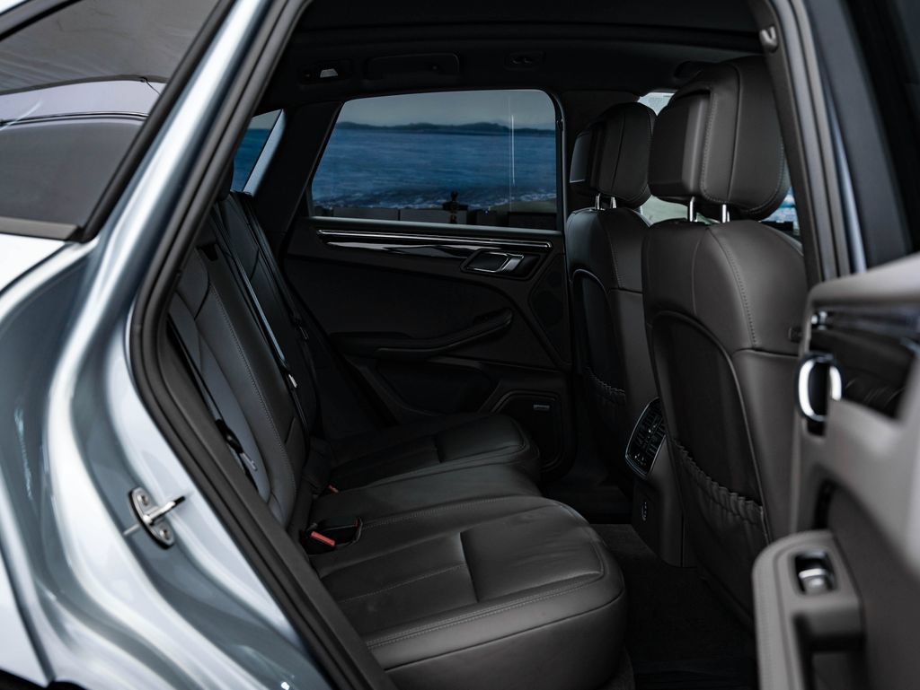 Certified 2025 Porsche Macan AWD/4WD image 43