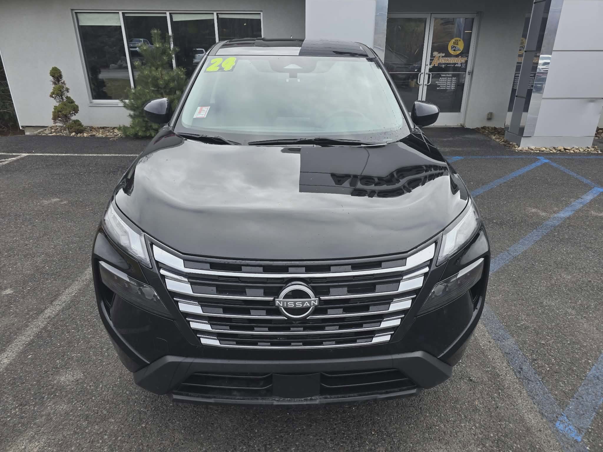 Used 2024 Nissan Rogue SV image 9