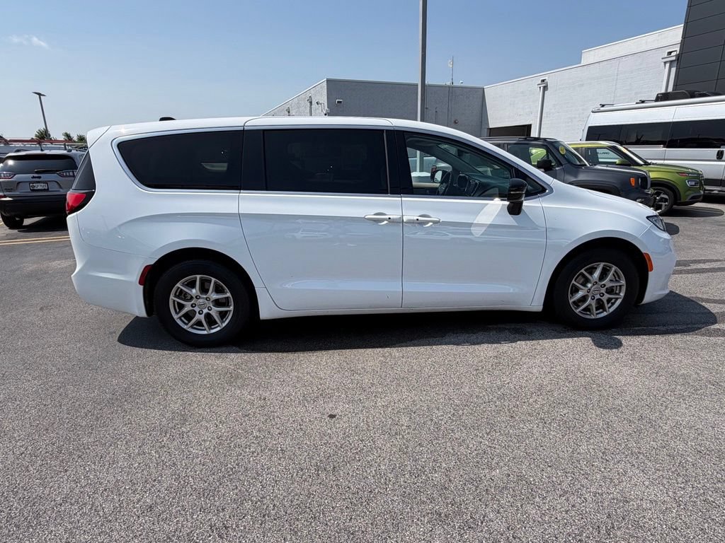 Used 2024 Chrysler Pacifica Touring-L FWD image 11