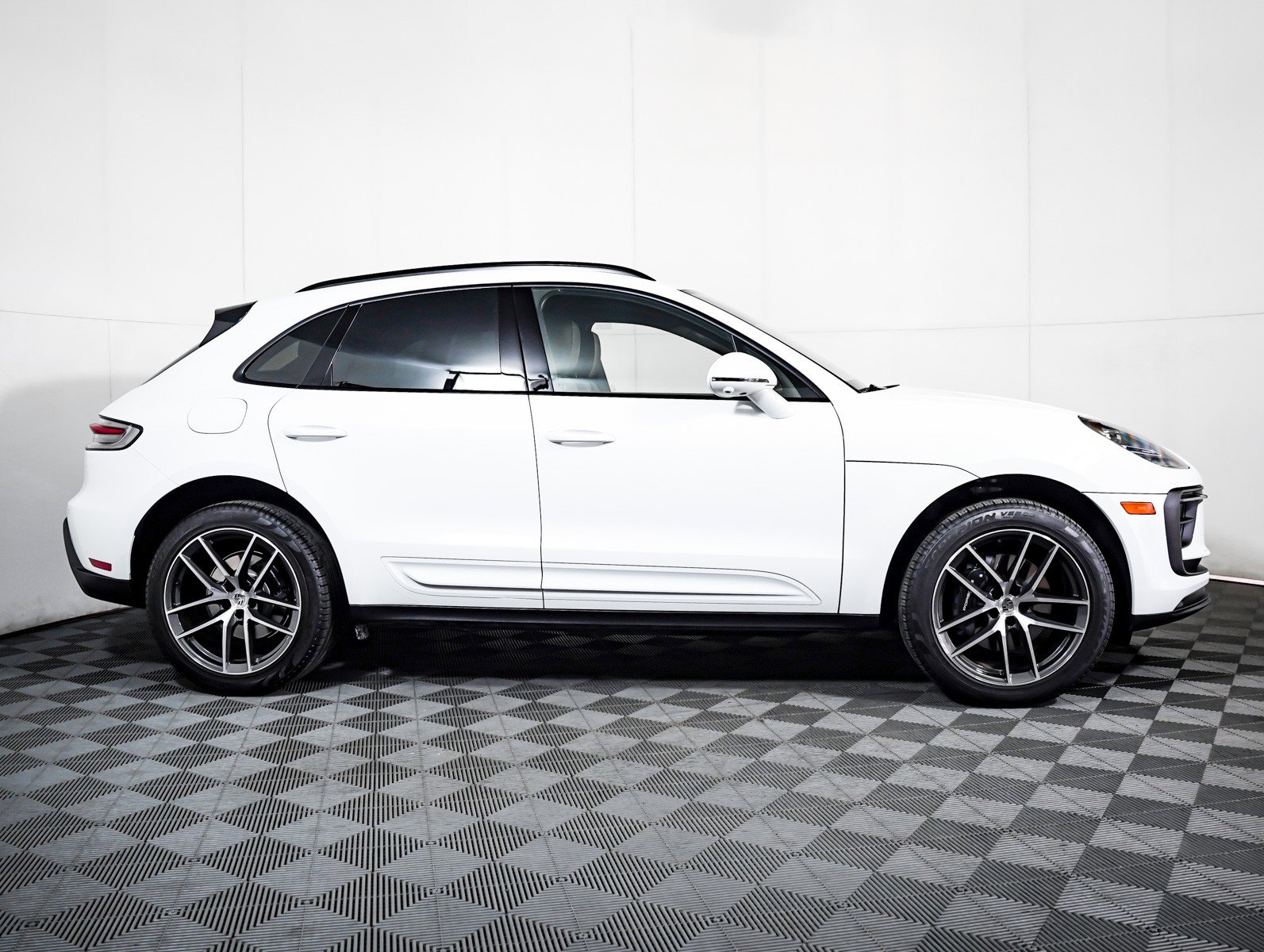 Certified 2025 Porsche Macan AWD/4WD image 9