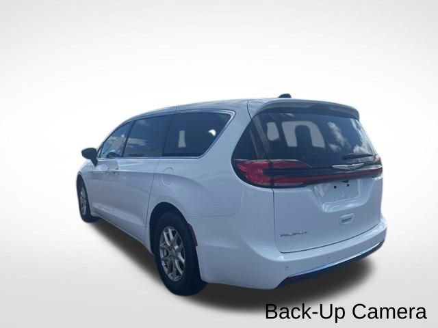 Used 2026 Chrysler Pacifica Select image 9