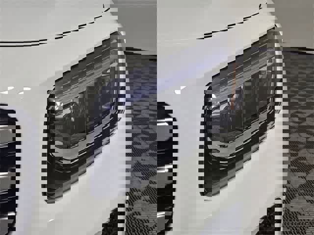 Used 2025 Mercedes-Benz GLB 250 4MATIC image 10