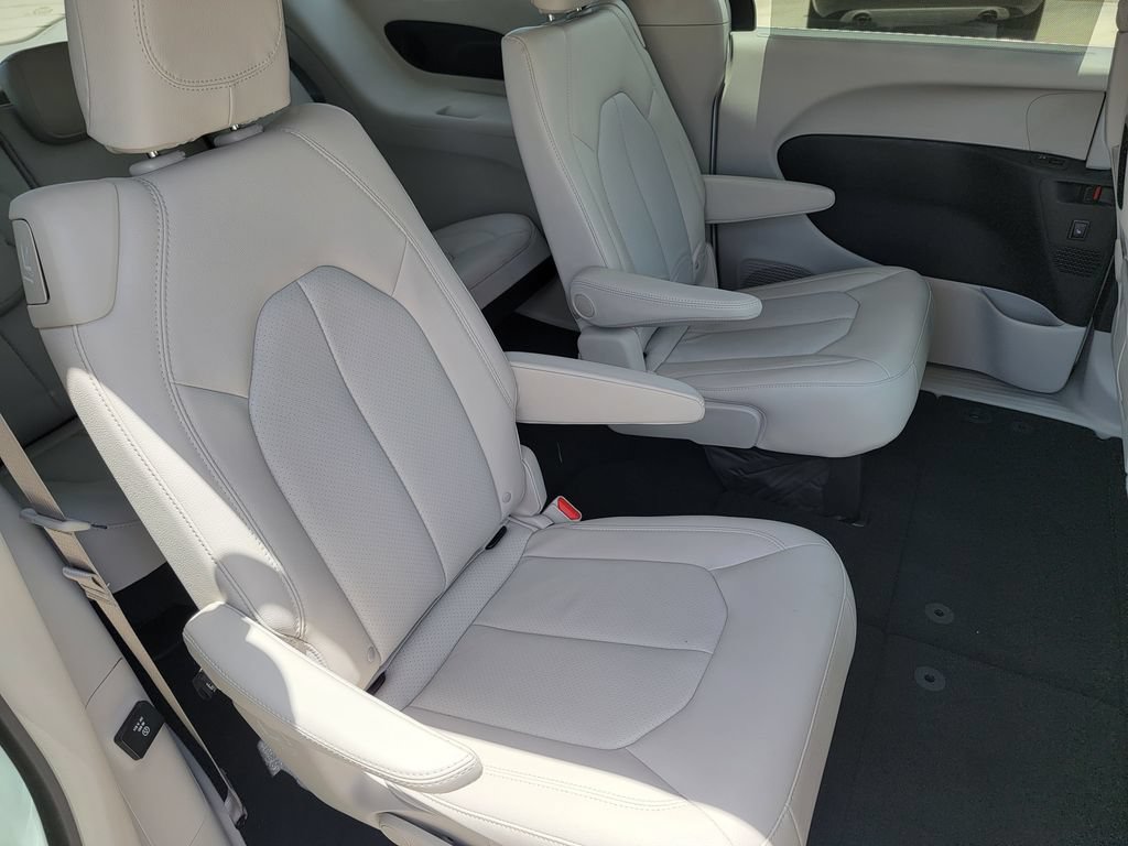 Used 2018 Chrysler Pacifica Touring-L Plus w/ Advanced Safetytec Group FWD image 16