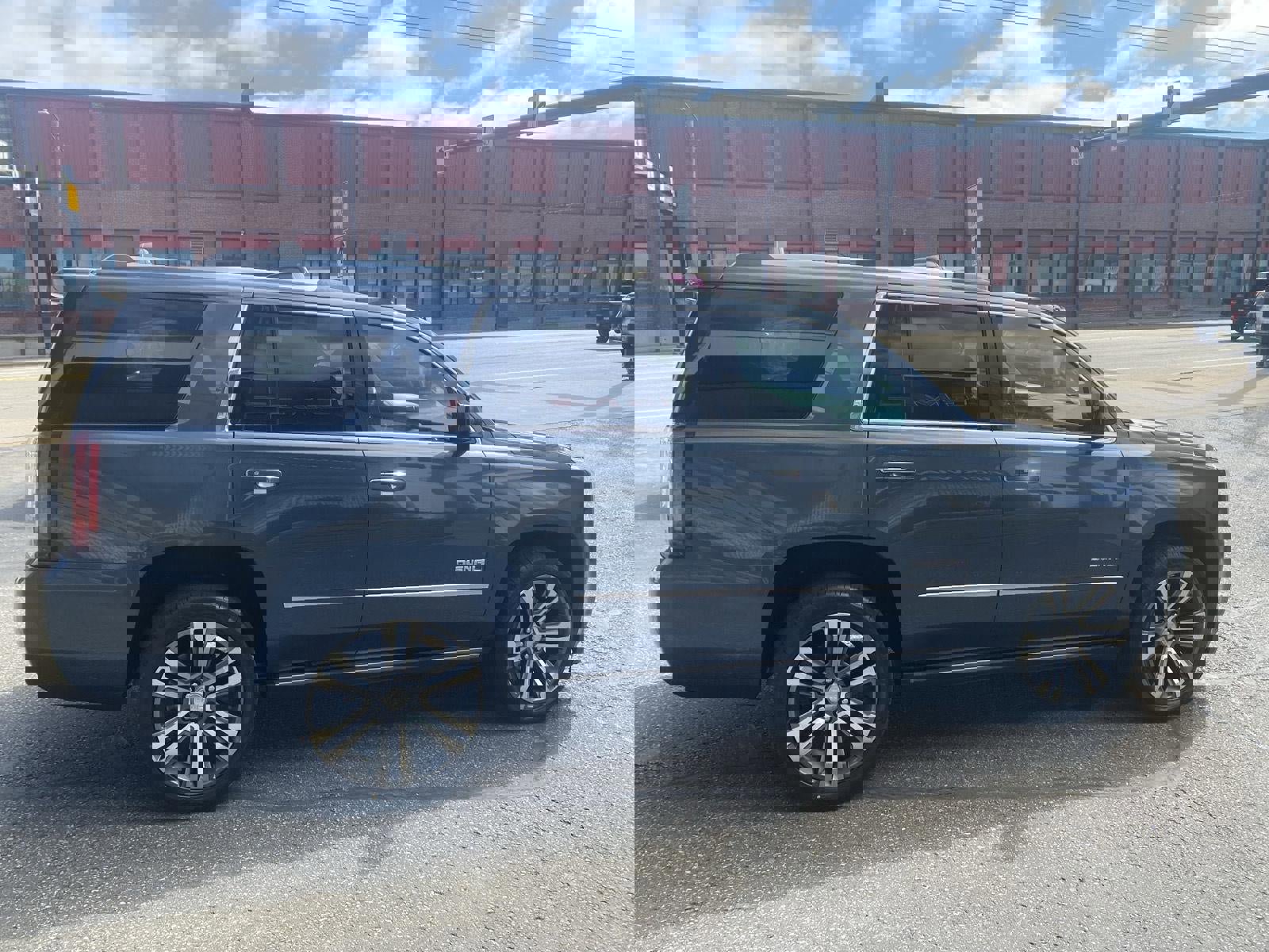 Used 2020 GMC Yukon Denali w/ Denali Premium Package image 9