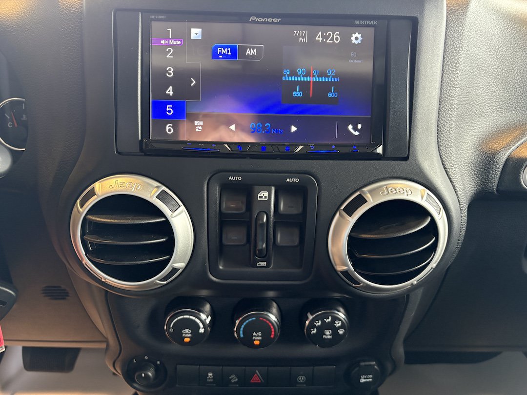 Used 2018 Jeep Wrangler Unlimited Sahara w/ Connectivity Group AWD/4WD image 20