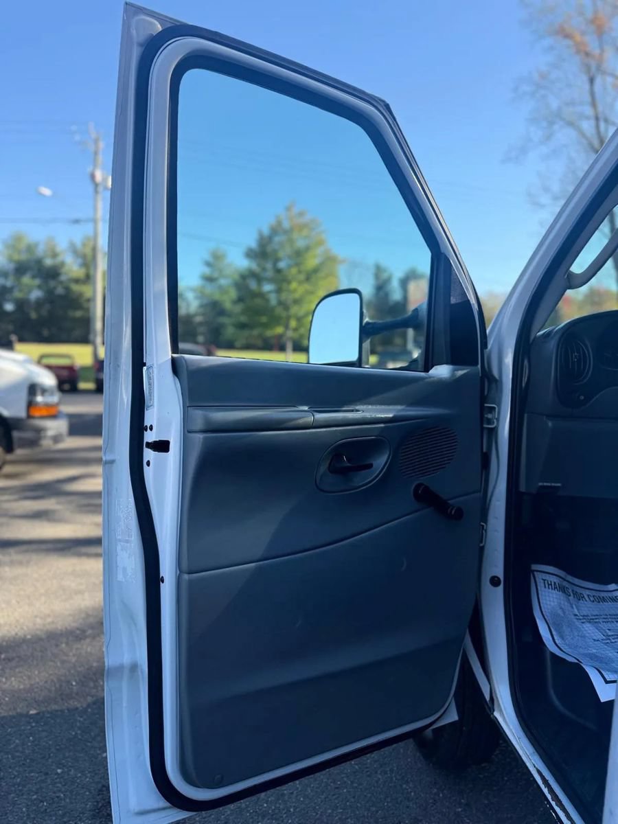 Used 2005 Ford E-350 and Econoline 350 Super Duty RWD image 10