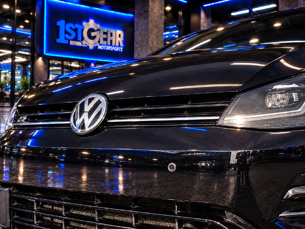 Used 2018 Volkswagen Golf R 4-Door AWD/4WD image 14