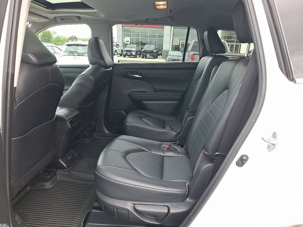 Used 2022 Toyota Highlander XLE AWD/4WD image 10
