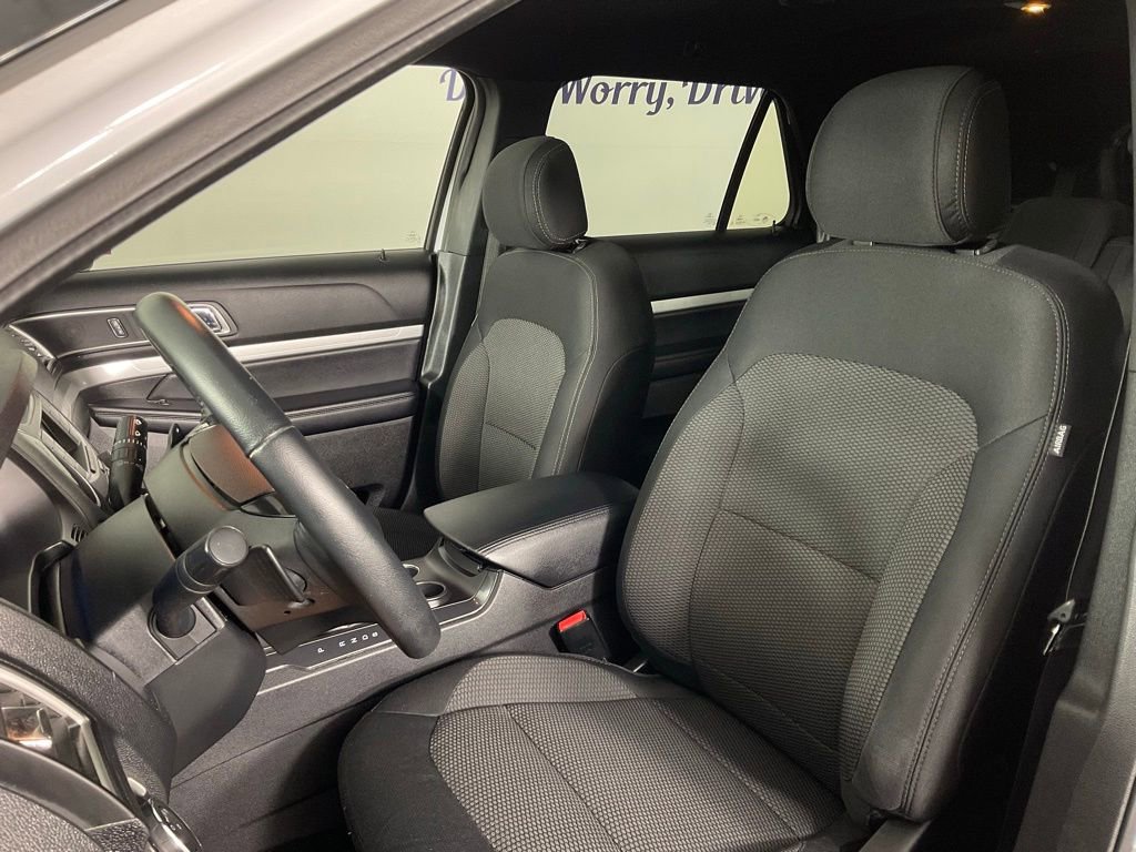 Certified 2017 Ford Explorer XLT FWD image 10