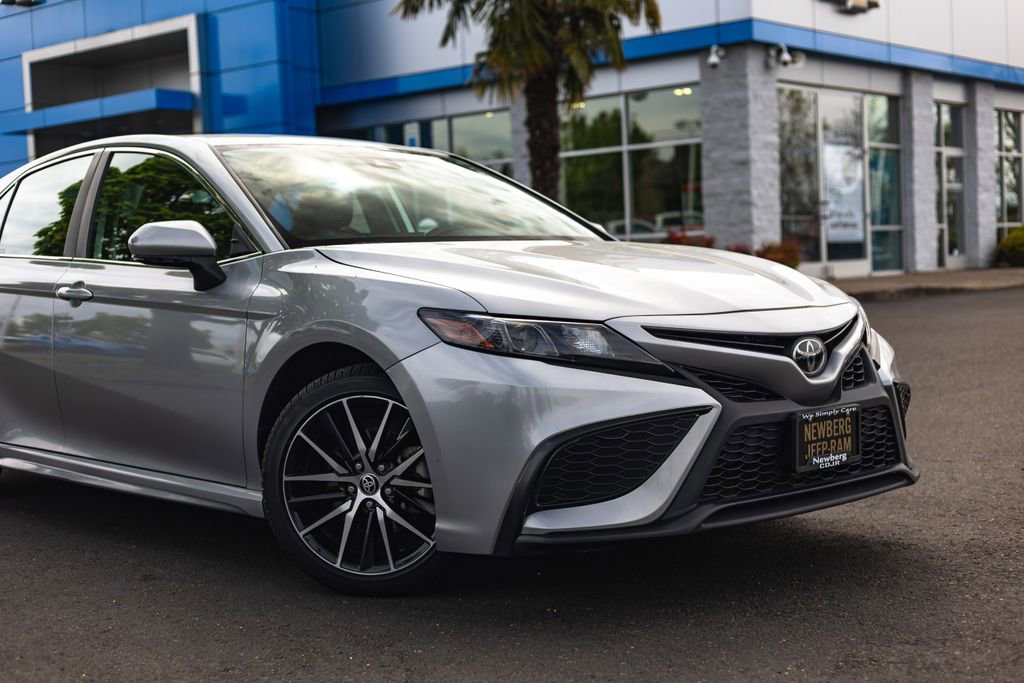Used 2024 Toyota Camry SE FWD image 3