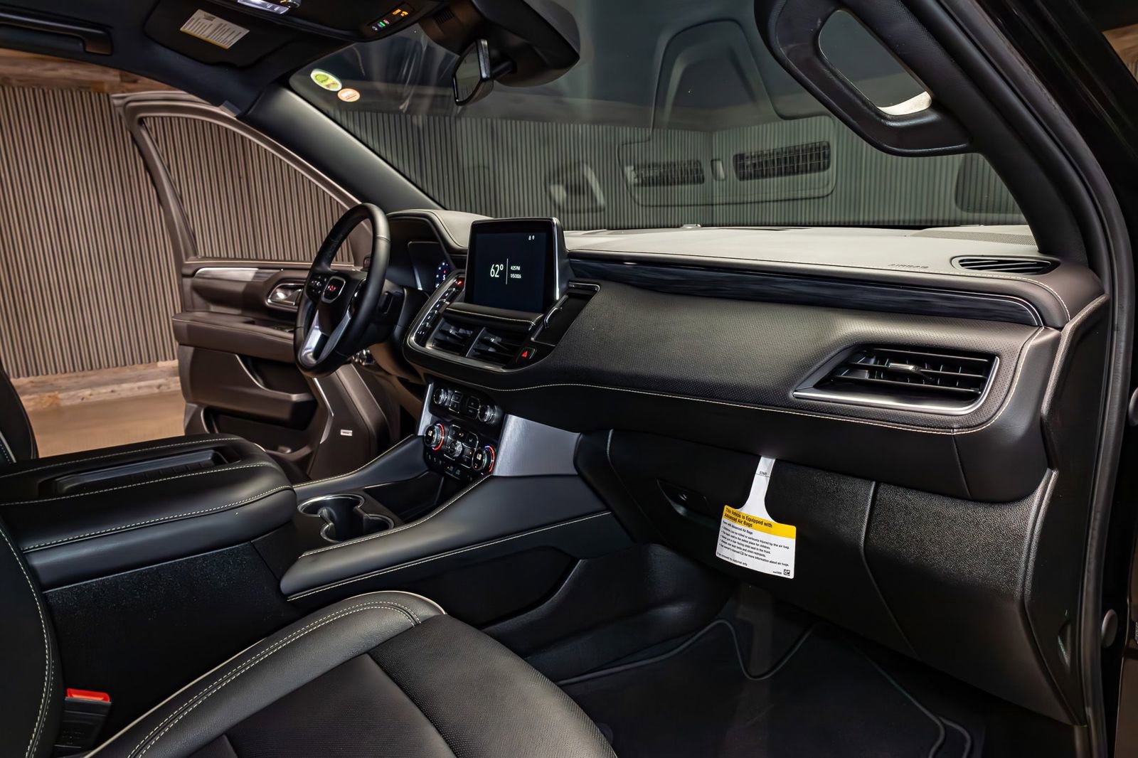 Used 2024 GMC Yukon XL SLT w/ SLT Luxury Package image 16