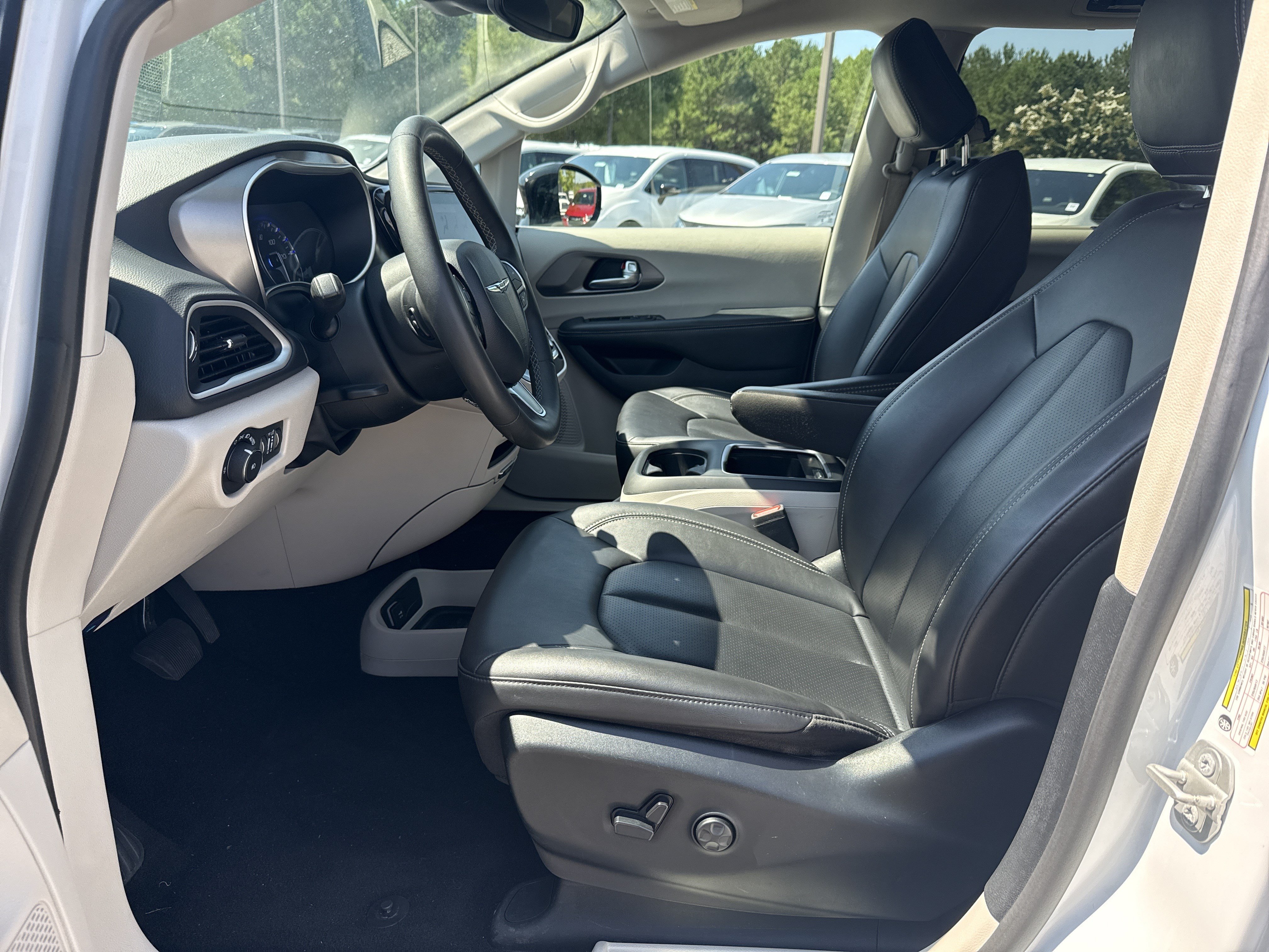 Used 2024 Chrysler Pacifica Touring-L FWD image 9