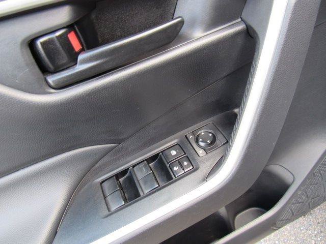Used 2021 Toyota RAV4 LE AWD/4WD image 13