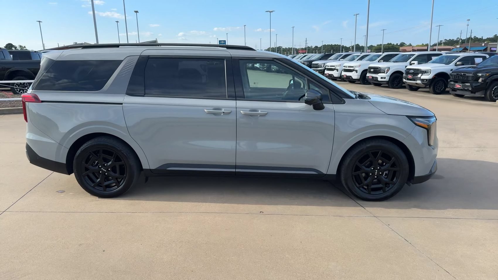 Used 2025 Kia Carnival SX FWD image 2