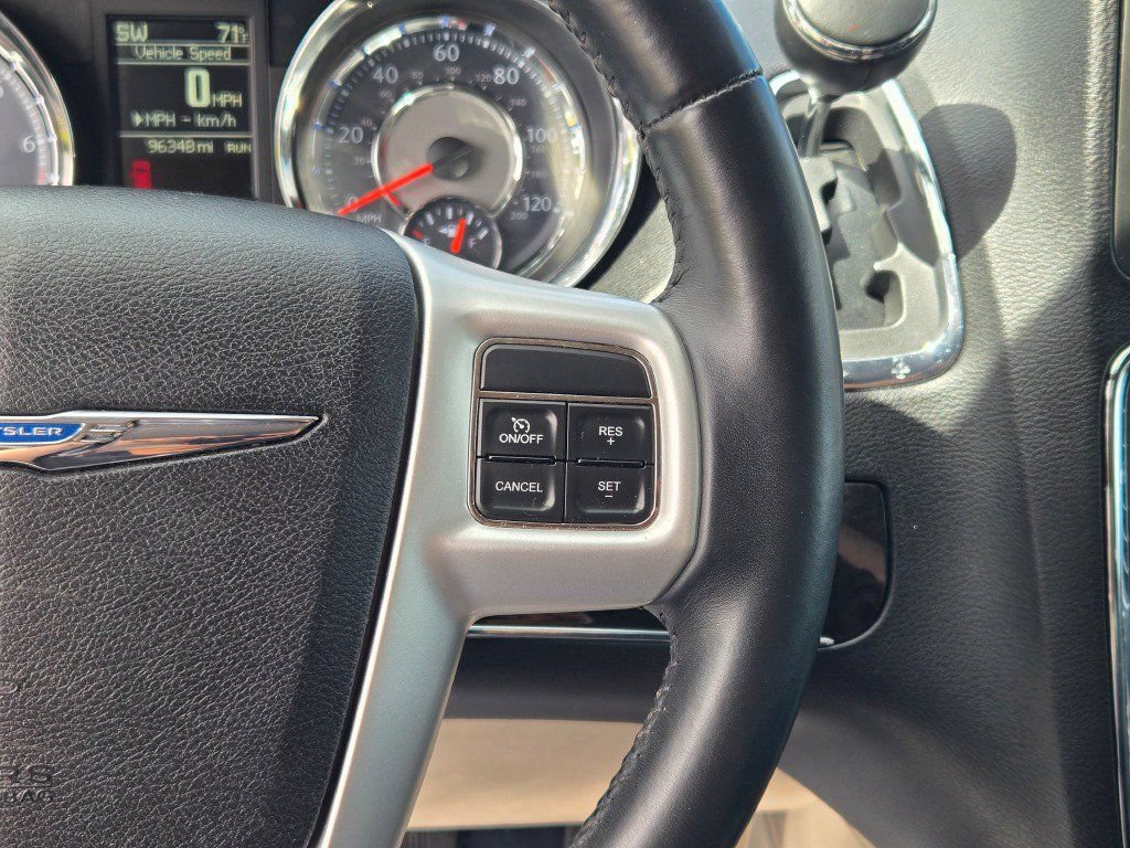 Used 2014 Chrysler Town & Country Touring FWD image 32
