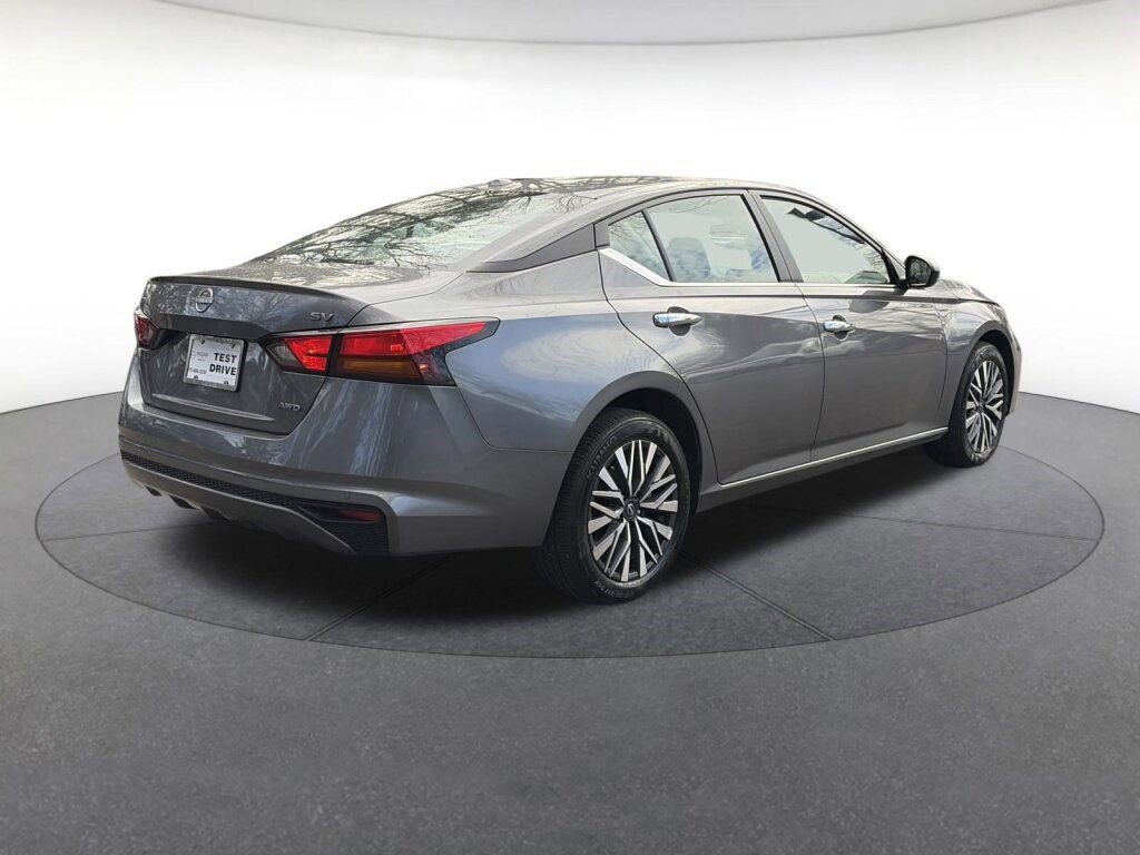 Used 2024 Nissan Altima 2.5 SV image 5