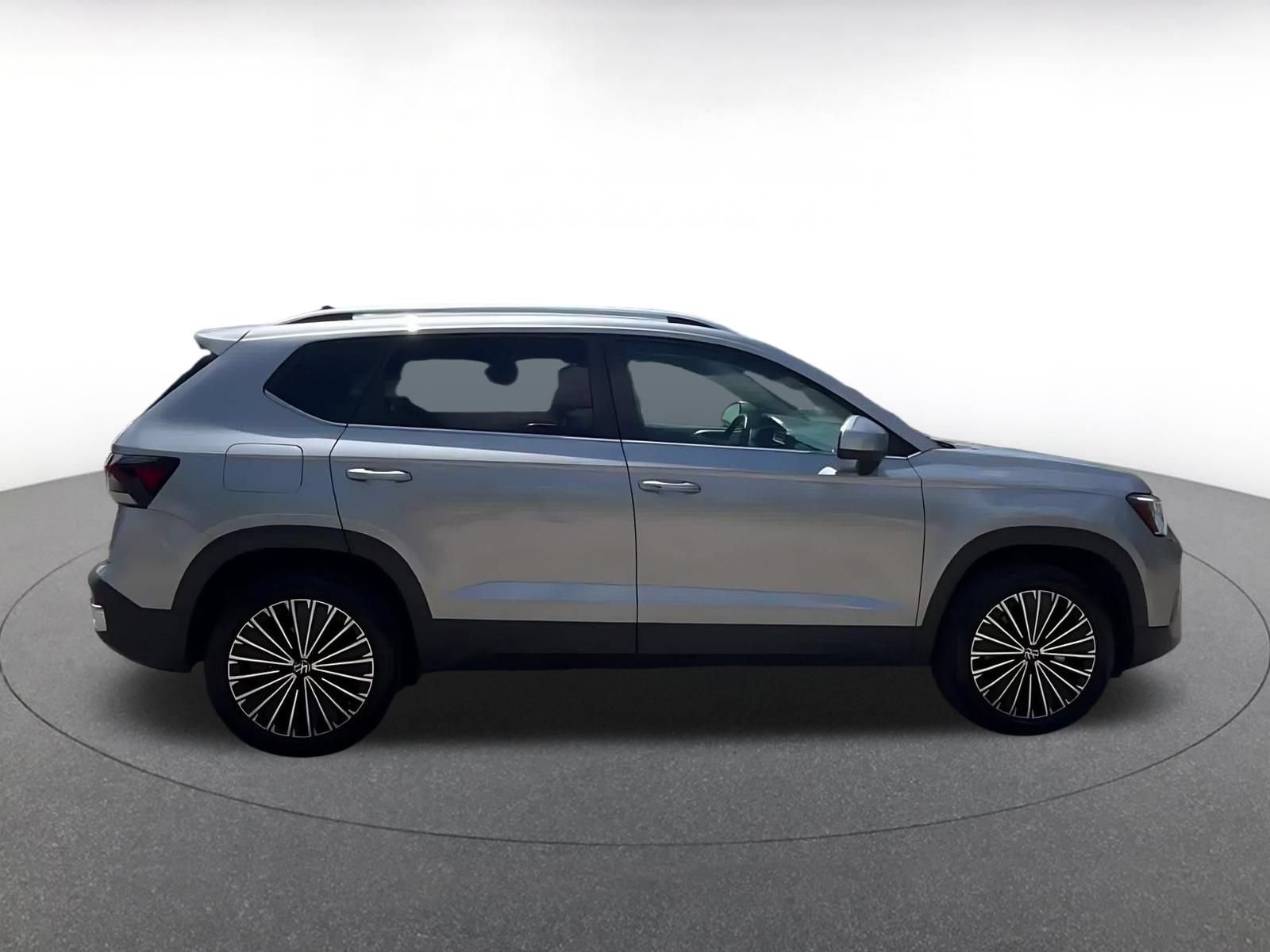 Used 2025 Volkswagen Taos SE FWD image 16