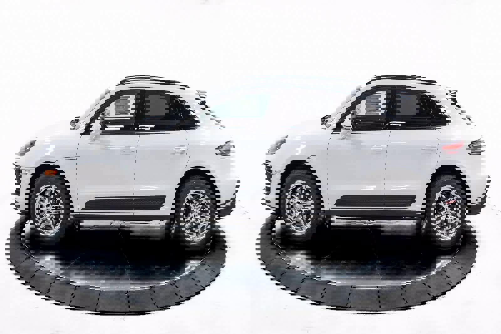 Certified 2025 Porsche Macan image 2