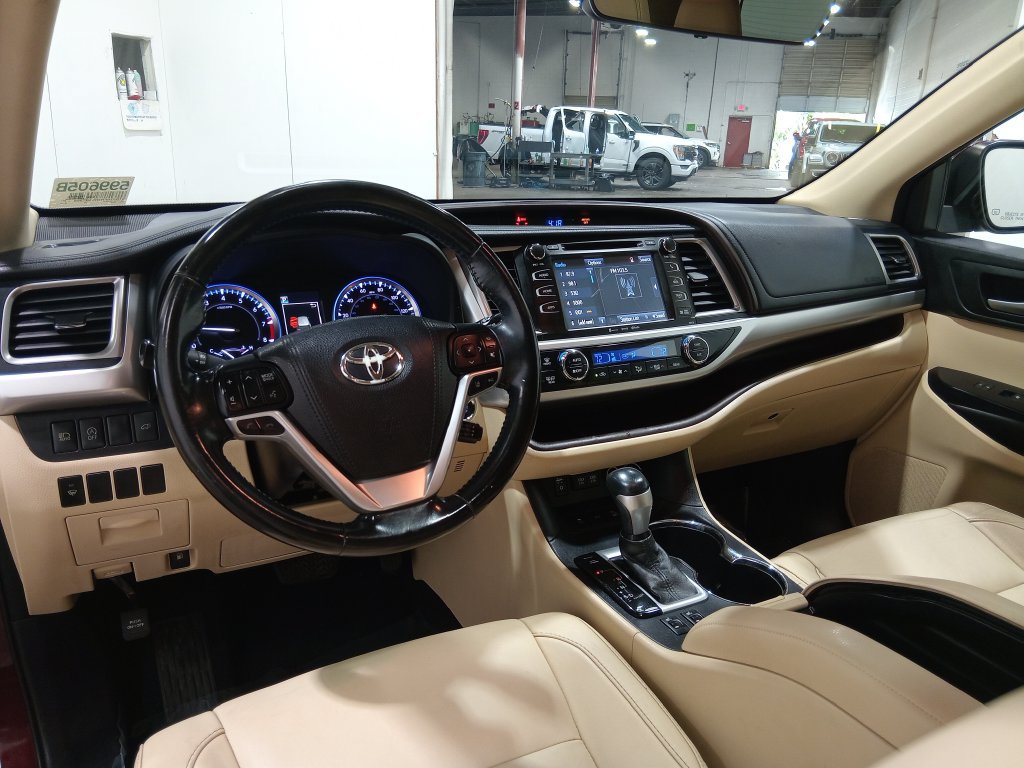 Used 2017 Toyota Highlander XLE w/ Carpet Mat Package AWD/4WD image 14