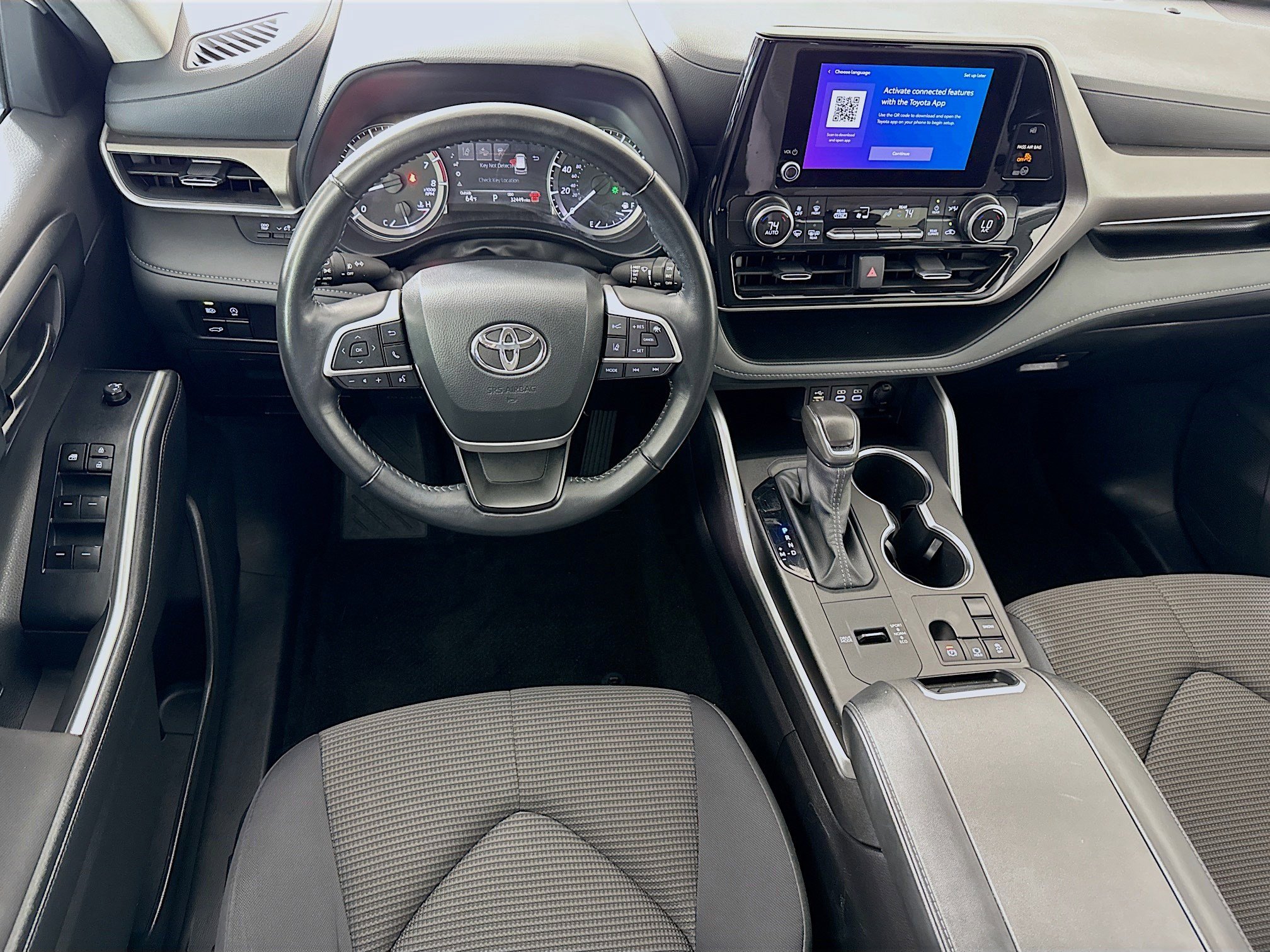 Used 2025 Toyota Highlander LE FWD image 17