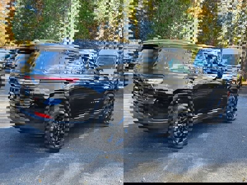 Used 2024 Jeep Grand Cherokee L Limited w/ Black Appearance Package image 17