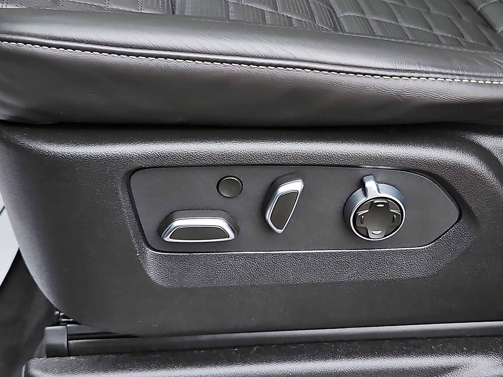 Certified 2024 Cadillac Escalade Sport Platinum w/ LPO, ONYX Package image 29