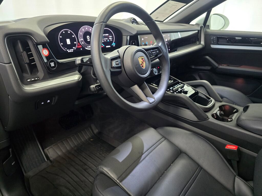 Certified 2025 Porsche Cayenne Coupe image 4
