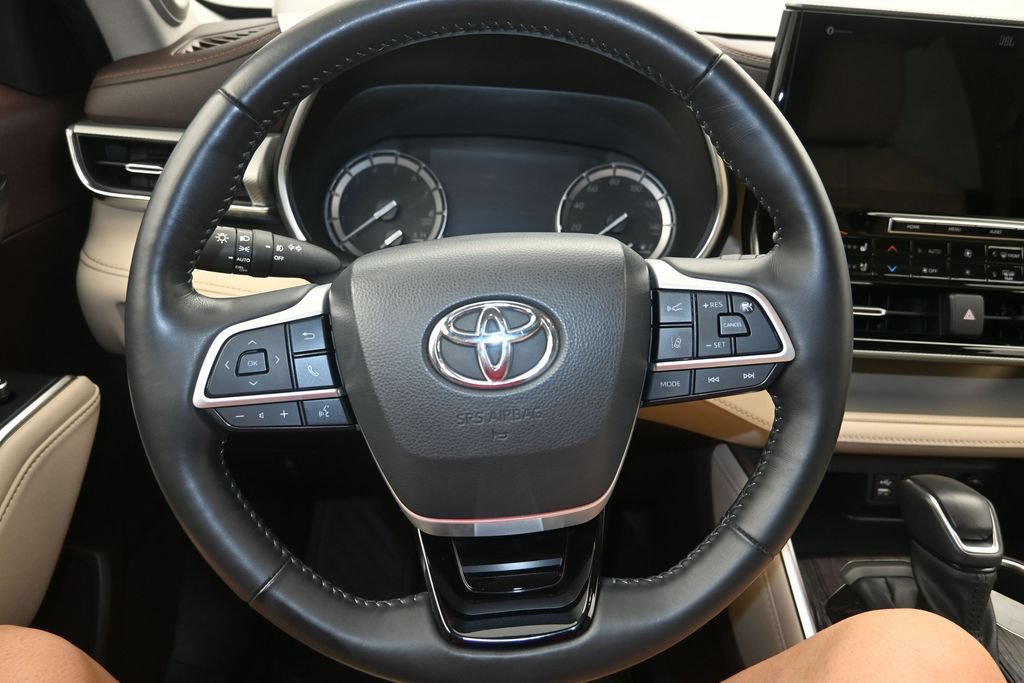Used 2022 Toyota Highlander Platinum FWD image 13