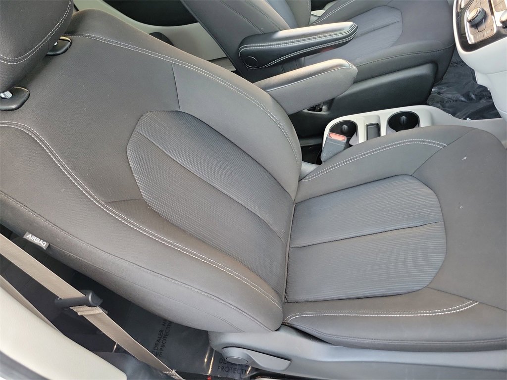 Used 2024 Chrysler Voyager LX image 17