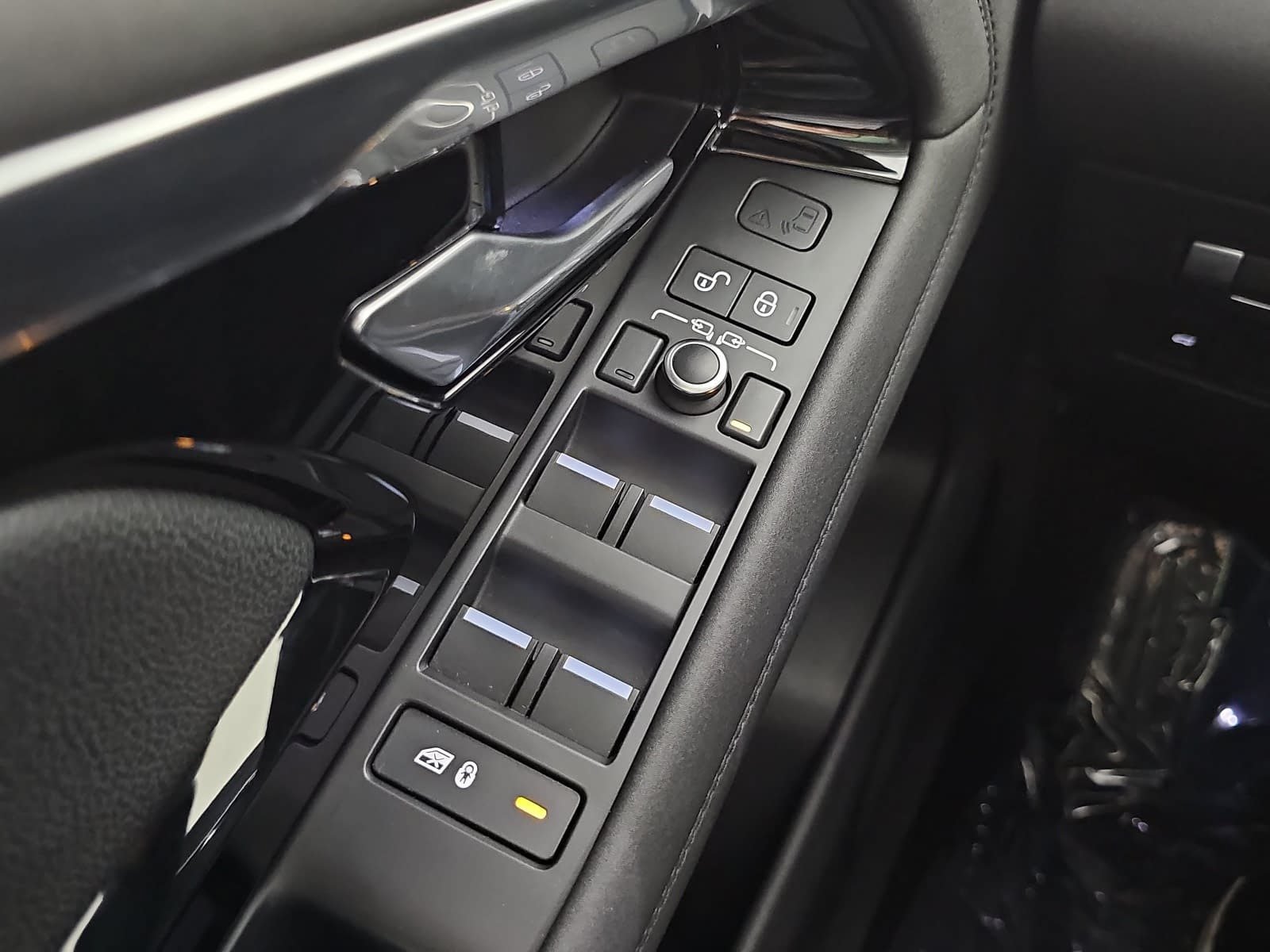 Used 2020 Land Rover Range Rover Evoque SE AWD/4WD image 28