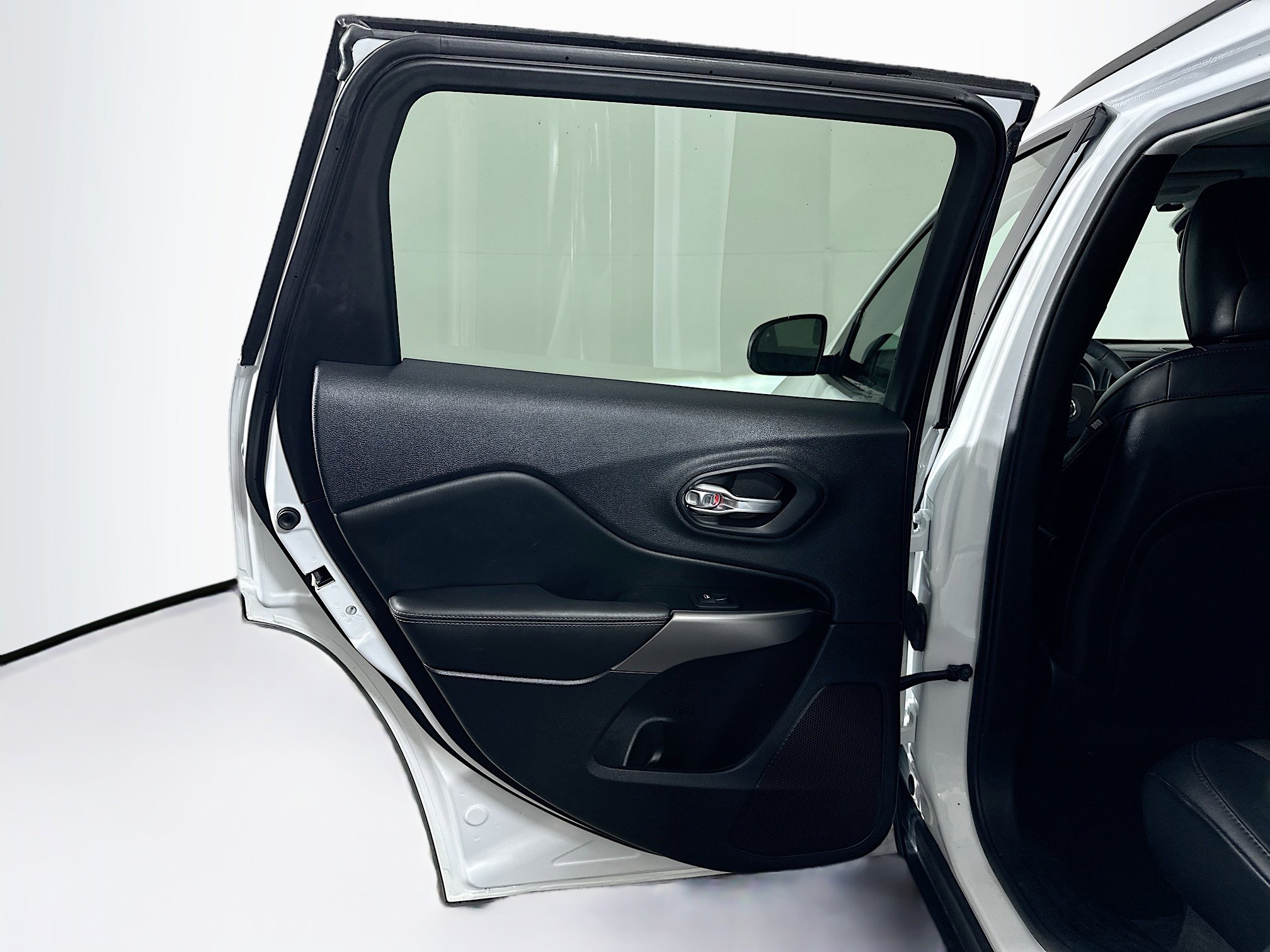 Used 2022 Jeep Cherokee Limited w/ Mopar Interior Package image 26