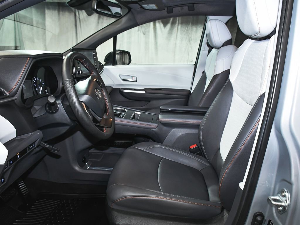 Used 2024 Toyota Sienna XSE image 39