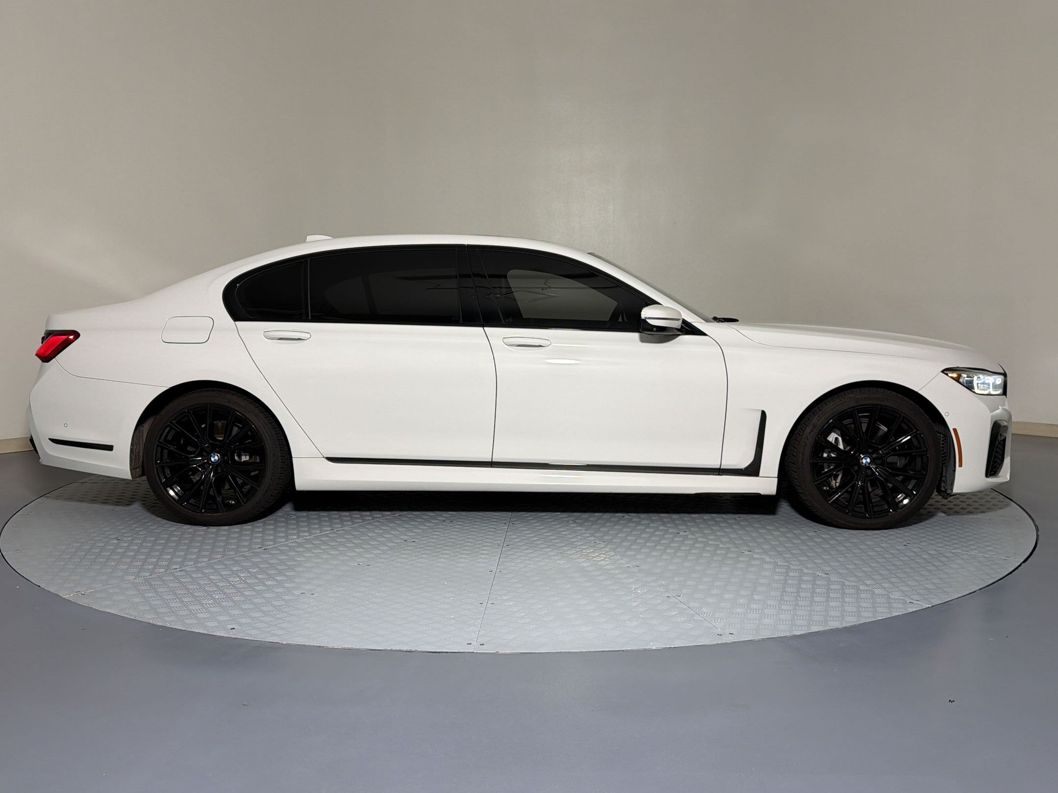 Used 2020 BMW 740i xDrive w/ M Sport Package AWD/4WD image 6