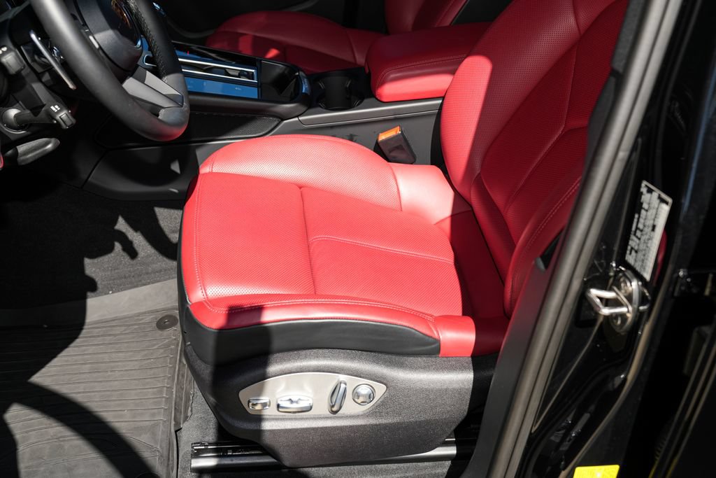 Certified 2026 Porsche Macan AWD/4WD image 21