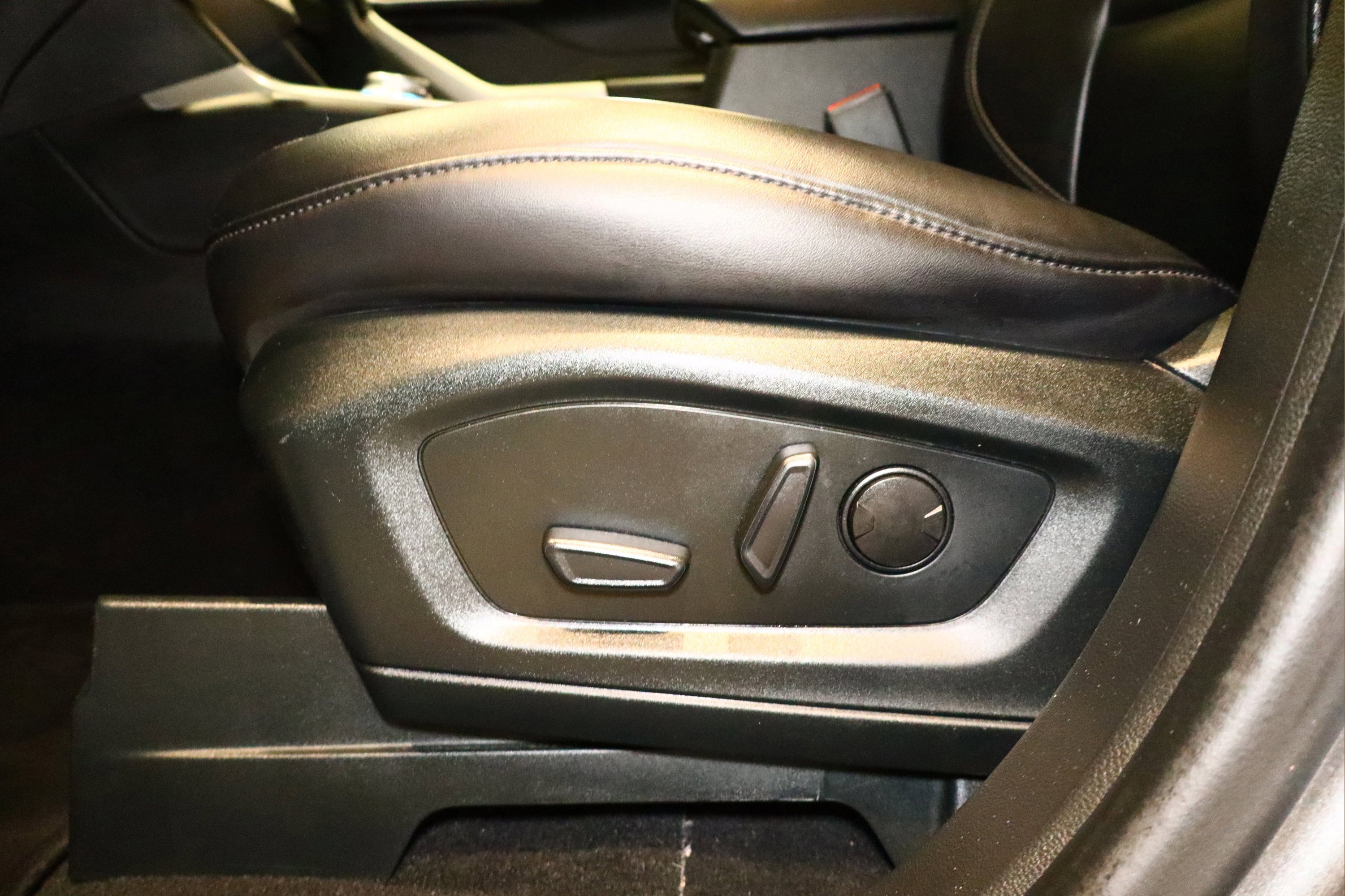 Used 2024 Ford Explorer XLT w/ Equipment Group 202A image 23