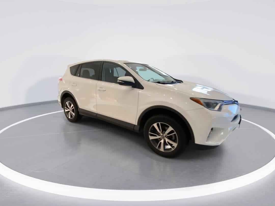 Used 2018 Toyota RAV4 XLE AWD/4WD image 2