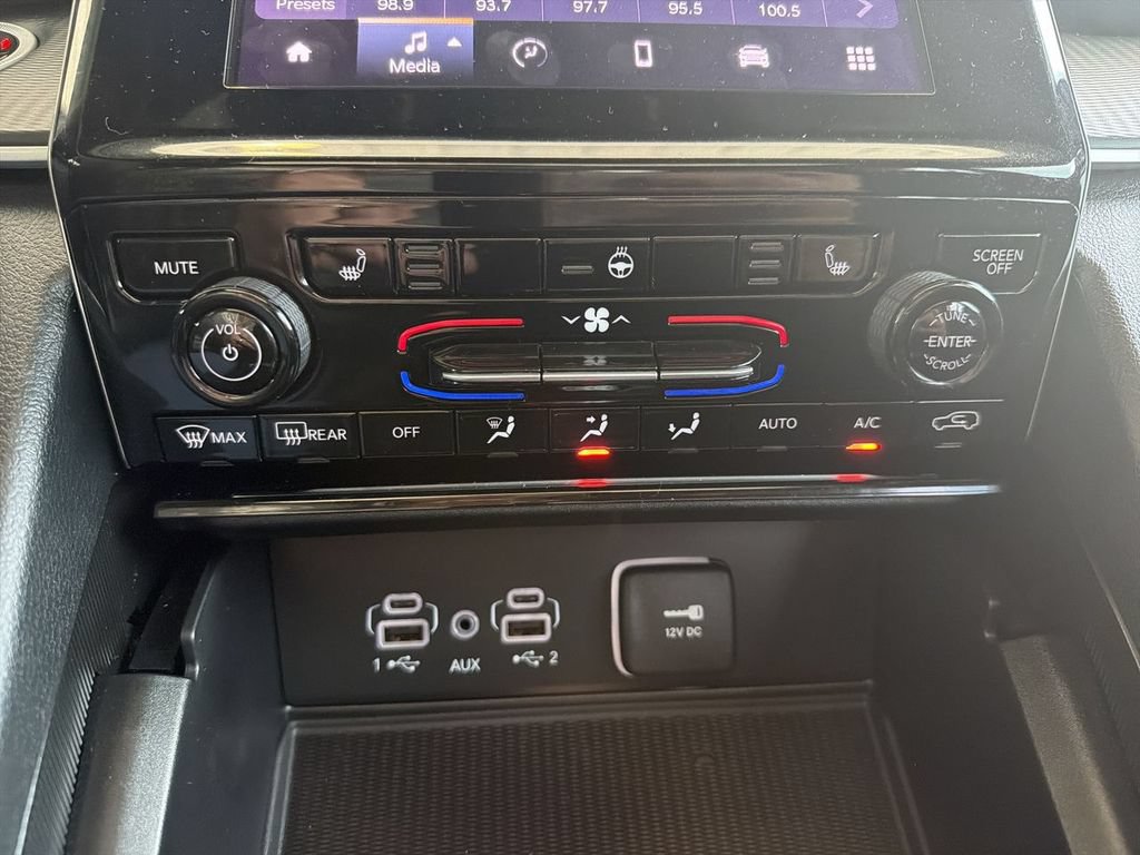 Used 2025 Jeep Grand Cherokee Altitude AWD/4WD image 14