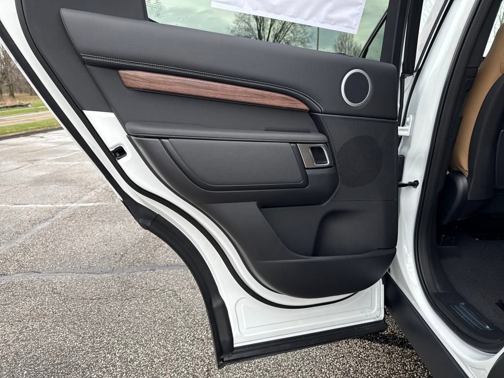 Used 2025 Land Rover Discovery Dynamic SE image 15