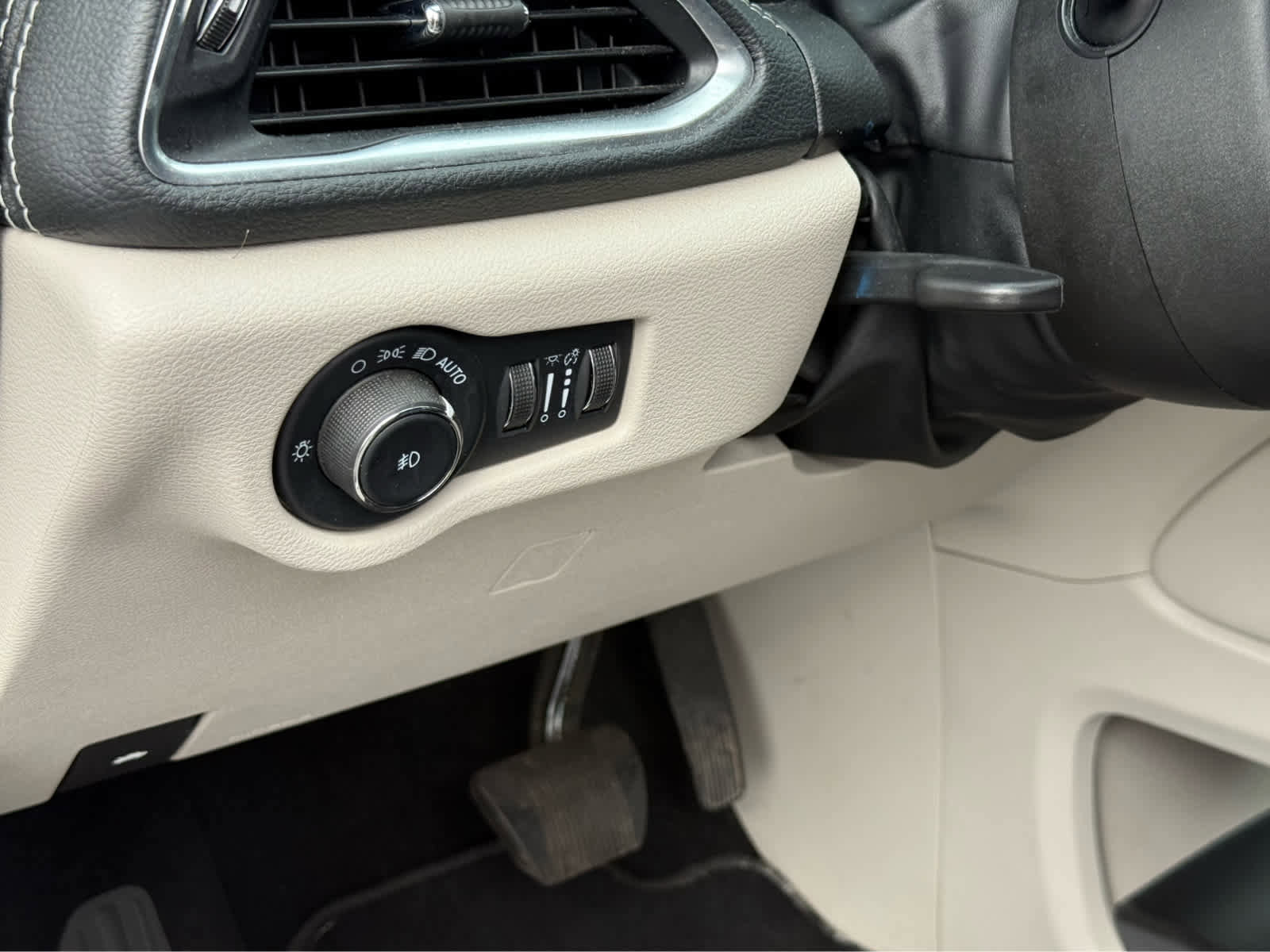 Used 2023 Chrysler Pacifica Limited FWD image 14