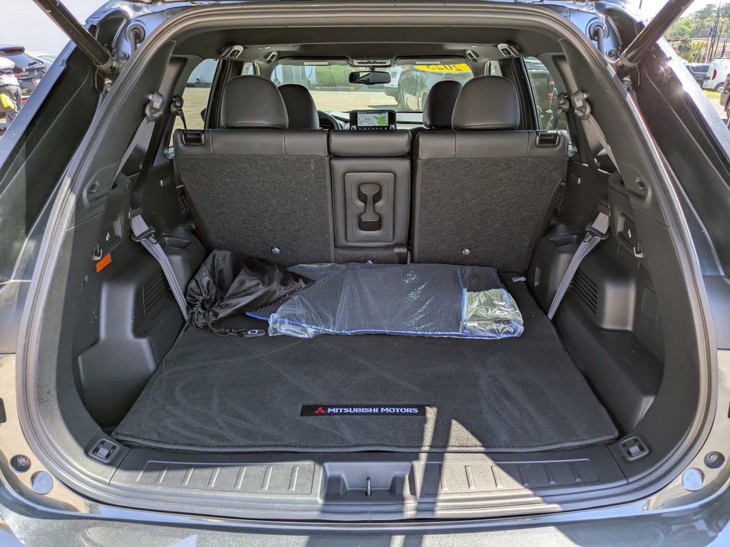 Used 2025 Mitsubishi Outlander SEL image 13