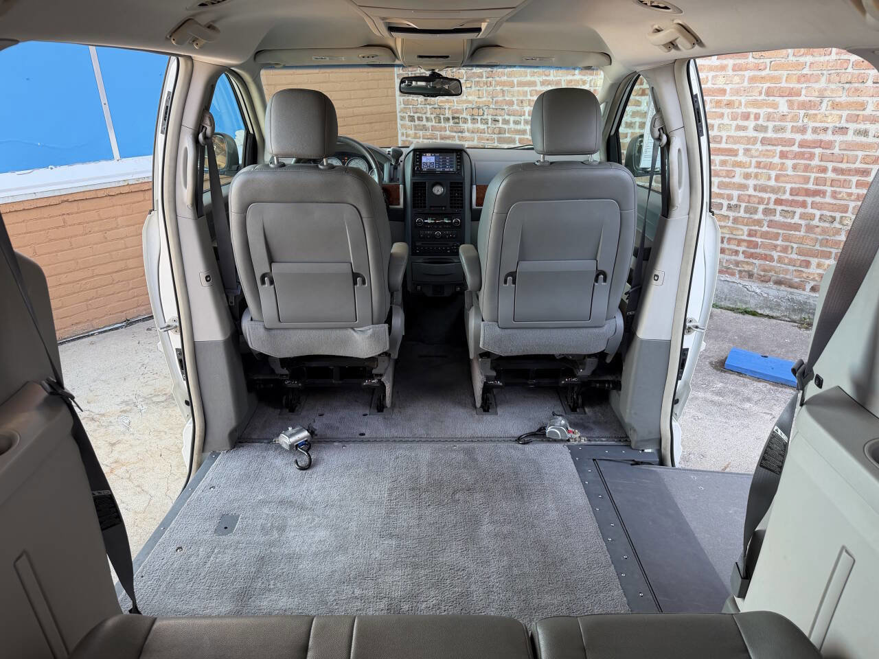 Used 2008 Chrysler Town & Country Touring image 19